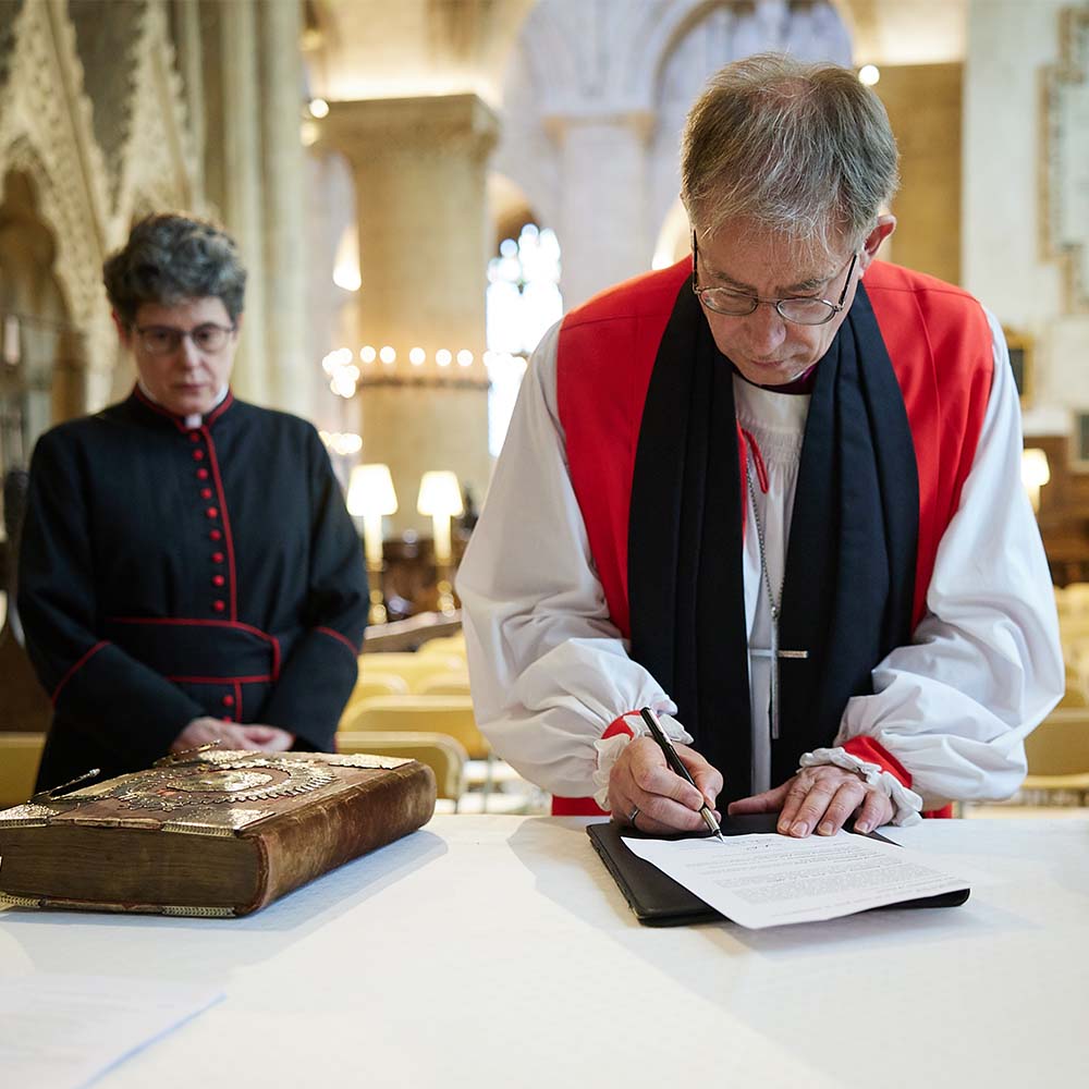 Before the service the Dean-Designate makes the necessary oaths and declarations in the Latin Chapel.