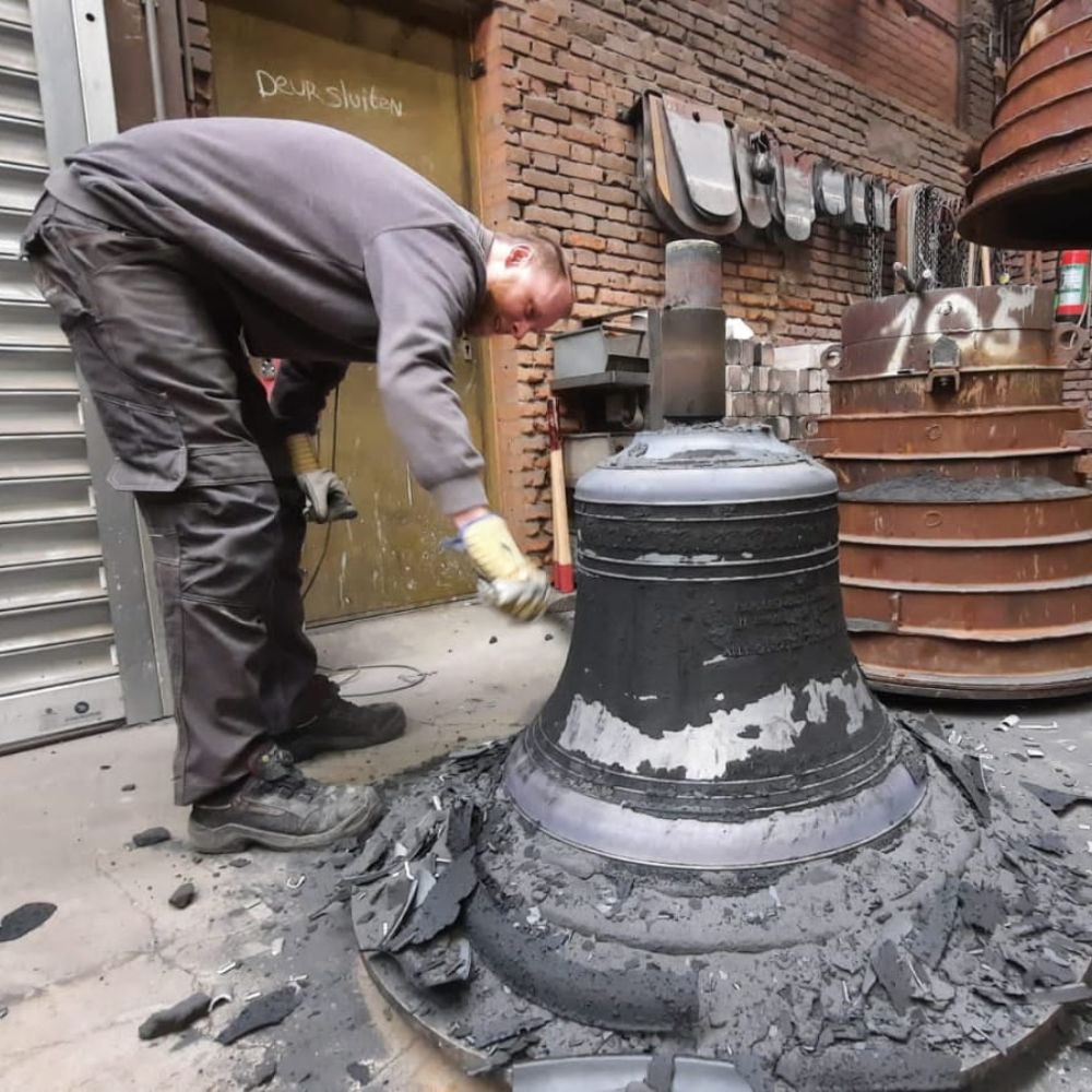 Bell being cast in the Netherlands